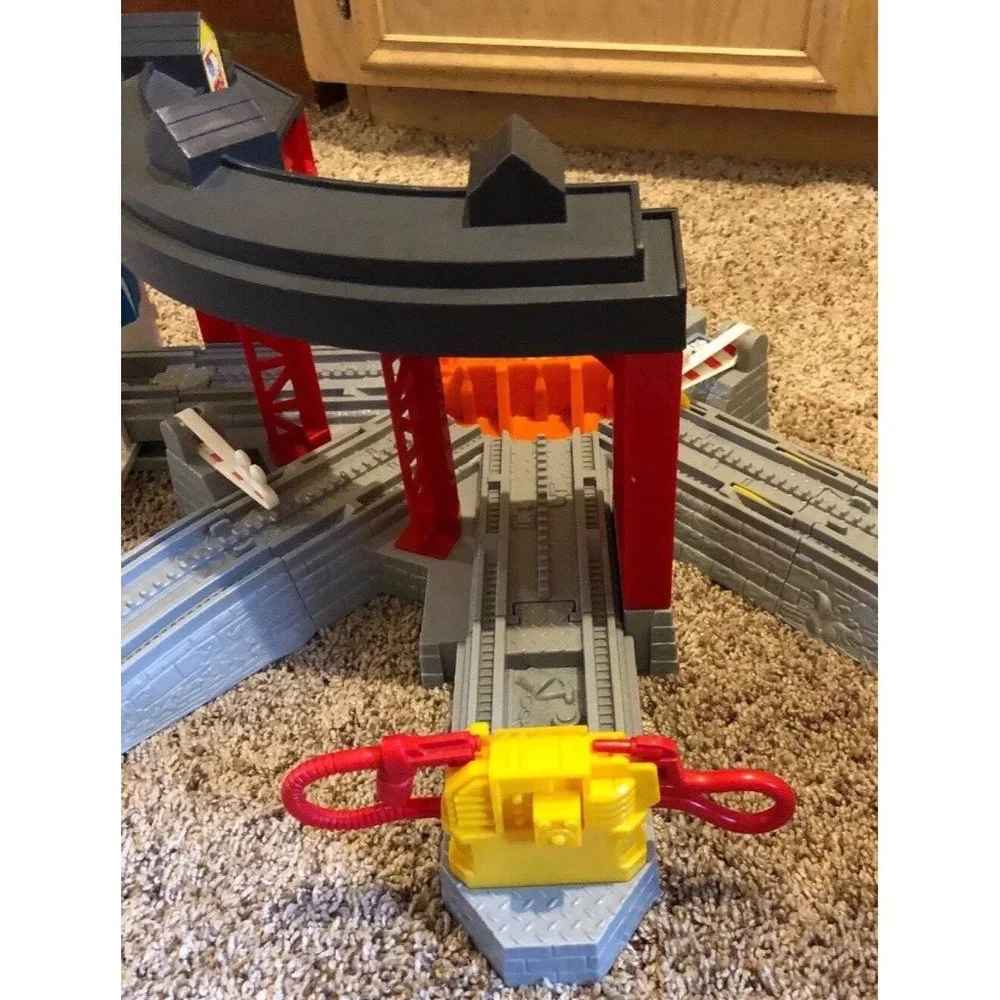 2005 - Fisher Price GeoTrax Workin Haul & Road System Roundhouse - Picture 7 of 9